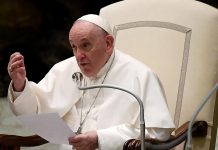 El papa pide a padres no condenar hijos por orientación sexual
